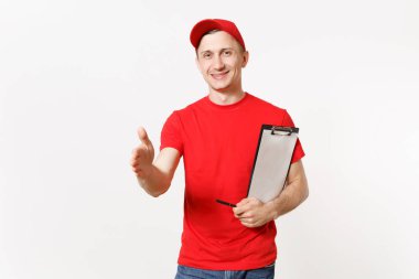 Beyaz arka plan üzerinde izole kırmızı üniformalı teslimatçı. Erkek kurye ile ayakta tebrik, holding kalem, Pano boş boş levha ile kağıtları belge ile el uzanmış. Kopya alanı