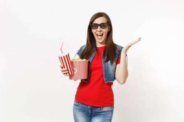 Genç kadın 3d gözlük film filmi izlerken gülmekten şok kova patlamış mısır ve kola veya kola, plastik bardak el yayılan holding beyaz arka plan üzerinde izole. Sinema kavramı duygular