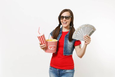 3d gözlük film film izlerken, kova patlamış mısır, bardak kola veya kola ve paket dolar, beyaz arka plan üzerinde izole nakit para tutan genç gülen kadın portresi. Sinema duygular