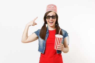 3d gözlük film film izlemek ve plastik bardak soda ya da beyaz arka plan üzerinde izole cola tutan kafasına kova patlamış mısır için işaret parmağı işaret genç slaphappy kadın. Sinema duygular