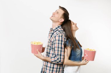 Genç çift, kadını ve kova patlamış mısır, holding adam 3d gözlük ve rahat kıyafetler tarihte, film film izlerken gülümseyen mutlu rahatlatıcı beyaz arka plan üzerinde izole. Sinema kavramı duygular