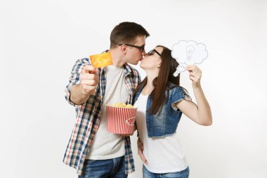 Genç çift, kadın ve erkekte 3d gözlük Kova patlamış mısır, holding tarihte film film izlerken söylemek bulut ampul, fikir ve kredi kartı beyaz arka plan üzerinde izole. Sinema duygular