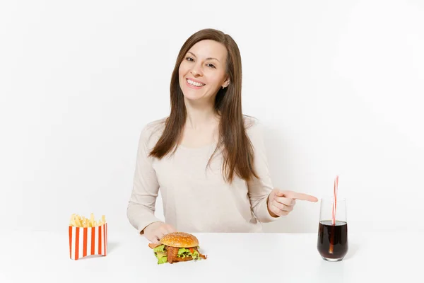 Mulher Bonita Sentada Mesa Com Hambúrguer Batatas Fritas Cola Garrafa — Fotografia de Stock