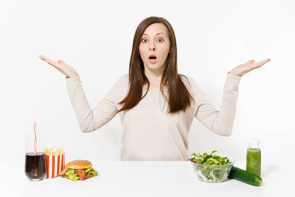 Vrouw Verspreiding Van Handen Met Groene Detox Smoothies Salade Met — Stockfoto