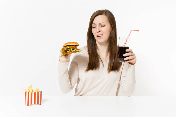 Ontevreden Vrouw Zitten Aan Tafel Met Hamburger Frietjes Glazen Fles — Stockfoto