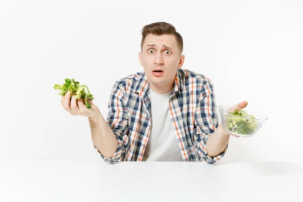 Joven Sentado Mesa Con Ensalada Verde Fresca Cuenco Vidrio Aislado — Foto de Stock