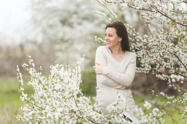 Giovane Sorridente Donna Affascinante Felice Abiti Leggeri Casual Tenendo Mani — Foto Stock