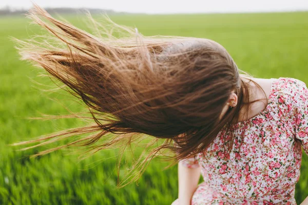 Jeune Femme Brune Avec Tête Baissée Cheveux Flottants Robe Motifs — Photo