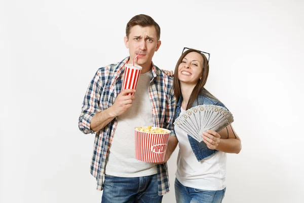 Joven Pareja Sonriente Mujer Hombre Viendo Películas Fecha Sosteniendo Cubo — Foto de Stock