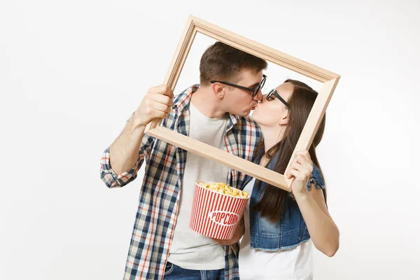 Ung Kysser Par Kvinnan Och Mannen Glasögon Och Casual Kläder — Stockfoto