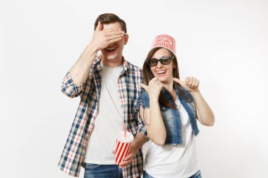 Genç mutlu komik çift, kadın ve erkek üzerinde kafa izlerken film film tarihte, patlamış mısır için kova ile 3d gözlük plastik bardak soda ya da beyaz arka plan üzerinde izole cola tutarak. Sinema duygular