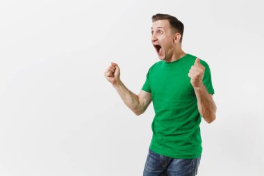 Çok memnun Avrupa Genç adam, yeşil t-shirt futbol fan onun favori takım destek, gol, beyaz arka plan üzerinde izole üzerinde sevinmektedir. Spor, futbol, tezahürat adam, insanların yaşam tarzı kavramı hayranları
