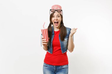 3d gözlük film film izlerken, plastik bardak soda ya da beyaz arka plan üzerinde izole cola tutan başında patlamış mısır için kova ile genç çok memnun çekici kadın portresi. Sinema duygular