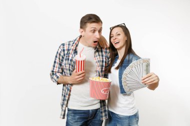 Genç çift, kadını ve kova patlamış mısır plastik bardak kola veya kola ve beyaz arka plan üzerinde izole dolar nakit para demet tutan tarihte film film izleyen adamım. Sinema kavramı duygular