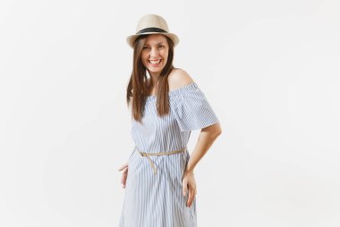 Genç ihale zarif çekici kadın mavi elbise, uzun esmer saçlı beyaz arka plan üzerinde izole poz ile sevimli şapka giymiş. İnsanlar, samimi duygular, yaşam kavramı. Reklam alanı. Kopya alanı