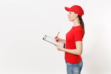 Beyaz arka plan üzerinde izole kırmızı üniformalı teslim kadın. Şu kadın kurye veya satıcısı olarak çalışan, kalem, Pano boş boş levha ile kağıtları belge ile tutan kap, t-shirt, kot pantolon. Kopya alanı