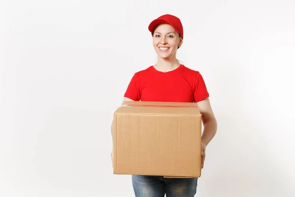分娩微笑的女人穿着红色制服 被隔离在白色背景上 女性在帽子 牛仔裤工作作为信使或经销商持有纸板箱 接收包 复制广告空间 — 图库照片