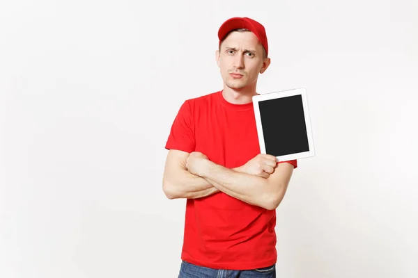 在白色背景下被隔绝的红色制服送货人 男性在帽 牛仔裤工作作为信使或经销商 持有平板电脑电脑与空白空屏幕 复制广告空间 — 图库照片