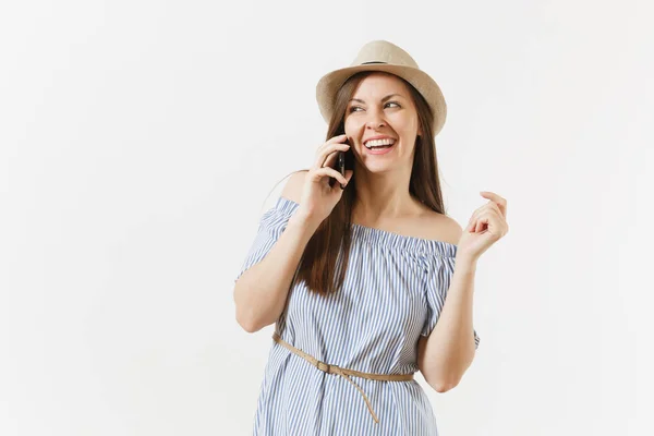 微笑的女人穿着蓝色的连衣裙 帽子在手机上说话 在白色背景下进行愉快的谈话 真诚的情感 生活方式的概念 广告领域 复制空间 — 图库照片