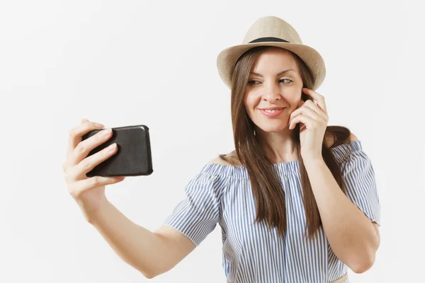 年轻漂亮的女子身着蓝色连衣裙 帽子做自拍拍摄的手机或视频电话隔离在白色背景 真诚的情感 生活方式的概念 广告领域 复制空间 — 图库照片