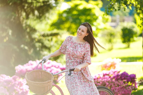 Retrato Jovem Moda Vestido Floral Rosa Longo Parar Para Andar — Fotografia de Stock