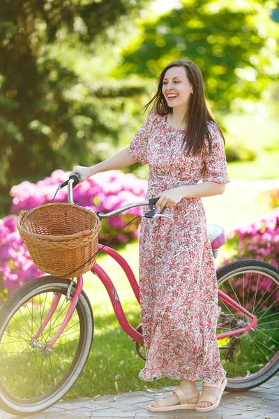 Retrato Jovem Moda Vestido Floral Rosa Longo Parar Para Andar — Fotografia de Stock