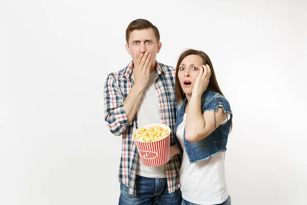 Los Jóvenes Sorprendieron Pareja Asustada Mujer Hombre Viendo Películas Fecha — Foto de Stock