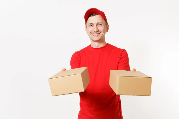 送货的年轻人穿着红色制服 被隔离在白色背景上 男子帽 T恤作为信使或经销商持有两个空纸板箱 接收包 复制广告空间 — 图库照片