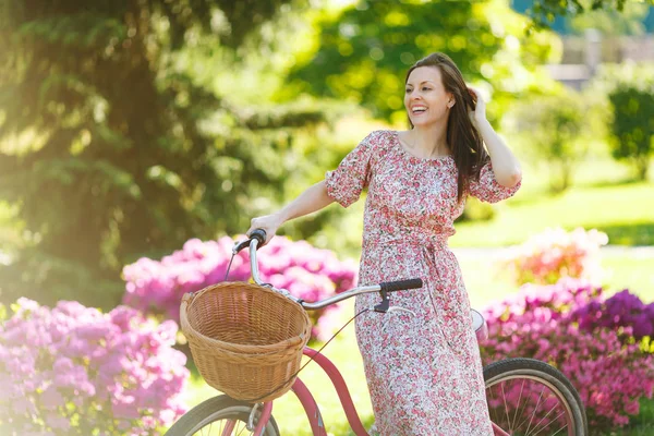 Retrato Jovem Moda Vestido Floral Rosa Longo Parar Para Andar — Fotografia de Stock