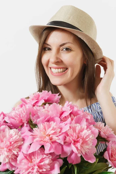 ドレスを着て 若い女性をクローズ アップ ホワイト バック グラウンドに分離された帽子の美しいピンクの牡丹の花の花束を保持しています 聖バレンタインの日 国際女性の日の休日の概念 広告エリア — ストック写真
