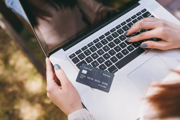 Geschaftsmann Auf Laptop Computer Mit Tablet Pc Auf Holztisch Zu