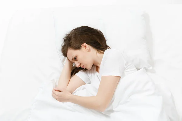 Üstten Görünüm Yorgun Ağlayan Genç Esmer Kadın Beyaz Çarşaf Yastık — Stok fotoğraf
