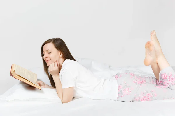 Ung Glad Kvinna Ligger Sängen Med Vitt Lakan Kudde Filt — Stockfoto