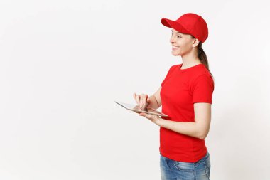 Beyaz arka plan üzerinde izole kırmızı üniformalı teslim kadın. Şu kadın kurye veya satıcısı olarak çalışan, tablet pc bilgisayar boş boş ekran ile tutan kap, t-shirt, kot pantolon. Kopyalama alanı reklam