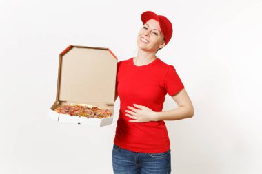 Beyaz arka plan üzerinde izole kırmızı üniformalı teslim kadın. Güzel kadın kap, t-shirt, kot pantolon kurye veya satıcı holding İtalyan pizza karton flatbox olarak çalışıyor. Kopya alanı reklam için