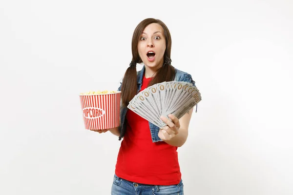 Portret Młodego Zaskoczony Ładna Kobieta Ubranie Oglądanie Filmu Wiadro Popcornu — Zdjęcie stockowe