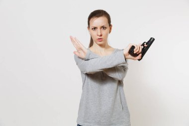 Silahı elinde beyaz arka plan üzerinde izole silah ile stop jest gösterilen kadınla. Hiçbir çekim sembolü el kız. Dur şiddet, silah okul denetiminde, öldürmek yok çocuklar, sorun kavramı insanlar.