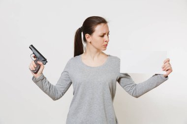 Kadın holding silah, boş sayfa boş kart, beyaz arka plan üzerinde izole alanı kopyalayın. Hiçbir çekim sembolü el kız. Dur şiddet, silah okul denetiminde, öldürmek yok çocuklar, sorun kavramı insanlar.