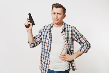 Şok üzgün üzgün genç adam beyaz arka plan üzerinde izole elinde silahla. Tabanca, hiçbir çekim sembolü olan bir erkek. Dur şiddet, silah okul denetiminde, öldürmek yok çocuklar, sorun kavramı insanlar.