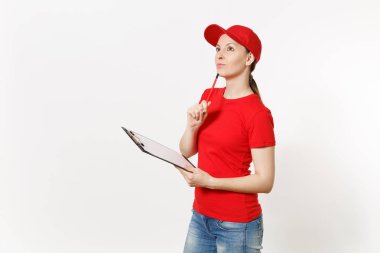 Beyaz arka plan üzerinde izole kırmızı üniformalı teslim kadın. Şu kadın kurye veya satıcısı olarak çalışan, kalem, Pano boş boş levha ile kağıtları belge ile tutan kap, t-shirt, kot pantolon. Kopya alanı