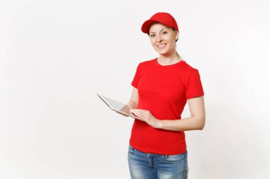 Beyaz arka plan üzerinde izole kırmızı üniformalı teslim kadın. Şu kadın kurye veya satıcısı olarak çalışan, tablet pc bilgisayar boş boş ekran ile tutan kap, t-shirt, kot pantolon. Kopyalama alanı reklam