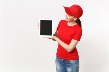 Beyaz arka plan üzerinde izole kırmızı üniformalı teslim kadın. Şu kadın kurye veya satıcısı olarak çalışan, tablet pc bilgisayar boş boş ekran ile tutan kap, t-shirt, kot pantolon. Kopyalama alanı reklam