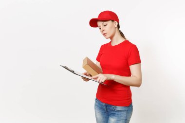 Beyaz arka plan üzerinde izole kırmızı üniformalı teslim kadın. Kadın kurye kapağı, t-shirt holding kalem, Pano ile kağıtları belge, boş boş sayfa, karton kutu içinde. Paket alma. Kopya alanı