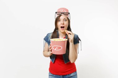 3d gözlük film film izlerken, beyaz arka plan üzerinde izole kova patlamış mısır yemek başında patlamış mısır için kova ile genç şok çekici kadın portresi. Sinema kavramı duygular