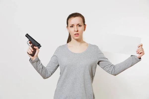Mujer Sosteniendo Arma Tarjeta Hoja Vacía Blanco Espacio Copia Aislado — Foto de Stock