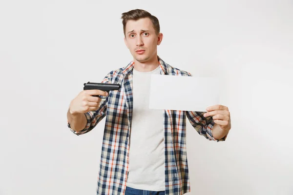 Hombre Sosteniendo Arma Tarjeta Hoja Vacía Blanco Espacio Copia Aislado — Foto de Stock