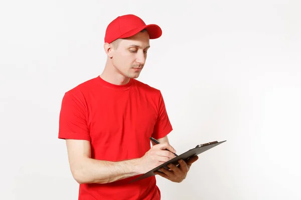 在白色背景下被隔绝的红色制服送货人 男性在帽 T恤工作作为信使或经销商 持有钢笔 剪贴板与文件 填补文件 空的空白表 复制空间 — 图库照片