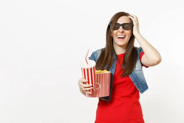 Joven Riéndose Mujer Gafas Viendo Película Sosteniendo Cubo Palomitas Maíz — Foto de Stock