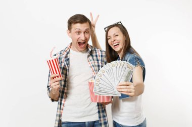 Genç mutlu çift, kadını ve kova patlamış mısır plastik bardak kola veya kola ve beyaz arka plan üzerinde izole dolar nakit para demet tutan tarihte film film izleyen adamım. Sinema duygular