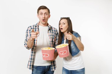 Genç çift, kadın ve erkekte 3d gözlük ve tarihte film film izlerken, kova patlamış mısır holding, Dizin beyaz arka plan üzerinde izole parmakları işaret rahat kıyafetler. Sinema kavramı duygular